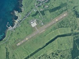 리시리 공항 부근의 항공 사진 (2017년 7월 26일 촬영, 국토교통성 국토지리원 제공 사진을 기반으로 합성 제작)