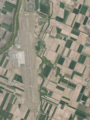 메만베쓰 공항의 항공 사진(2021년)국토교통성 국토지리원 [https://mapps.gsi.go.jp/ 지도·항공사진 열람 서비스]의 항공 사진을 기반으로 제작