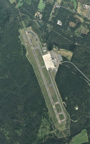 구시로 공항의 항공 사진. 2011년 촬영한 4장을 합성 제작.국토교통성 국토지리원 [https://mapps.gsi.go.jp/ 지도・항공 사진 열람 서비스]의 항공 사진을 기반으로 제작