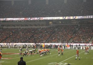 99회 그레이 컵에서 위니펙 블루 보머스를 상대로 공격하는 라이언스.