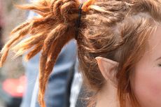 뾰족한 귀를 가진 인물