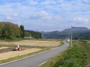 역 주변. 사진 왼쪽 약간에 역이 있다.(2006년 10월)