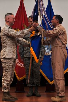 미국 중부사령부(United States Central Command) 사령관 짐 매티스(James Mattis) 장군이 2011년 8월 3일 사우스캐롤라이나주 쇼 공군 기지(Shaw Air Force Base)에서 제9공군(Ninth Air Force)의 지휘봉을 당시 신임 제9공군 사령관이었던 데이비드 L. 골드페인(David L. Goldfein) 중장에게 전달하고 있다.