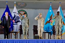 맥딜 공군 기지에서 열린 미국 중부사령부 지휘권 이양식(2013년 3월 22일): 퇴임 사령관 제임스 매티스(오른쪽에서 두 번째)와 신임 사령관 로이드 오스틴(오른쪽 첫 번째)