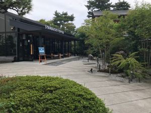 현대적인 건물과 가레산스이 스타벅스 우지뵤도인 오모테산도점