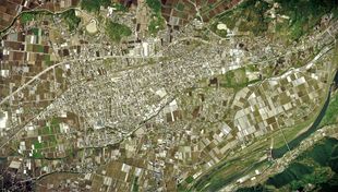 시청이 있는 도사야마다정 지구의 항공 사진.2010년 4월 30일에 촬영한 3장을 합성하여 제작. 국토교통성 국토지리원 [https://mapps.gsi.go.jp/ 지도・항공 사진 열람 서비스]의 항공 사진을 기반으로 제작.