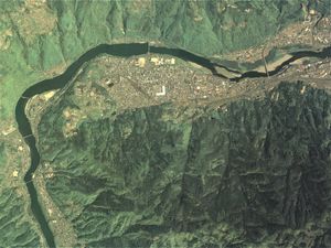 시청이 있는 이케다 지구 주변의 항공 사진.2009년 5월 9일 촬영한 5장을 합성하여 제작. 국토교통성 국토지리원 [https://mapps.gsi.go.jp/ 지도・항공 사진 열람 서비스]의 항공 사진을 기반으로 제작.