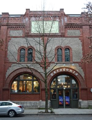 오리건주 포틀랜드에 있는 파타고니아 매장은 개조된 1895년 건축된 창고에 위치해 있었으나, 2017년 새로운 장소로 이전했다.