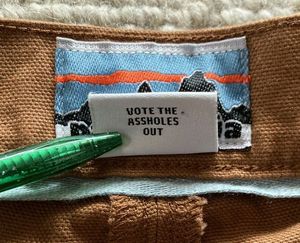 파타고니아 의류에 부착된 "Vote the Assholes Out" 라벨. 2020년 미국 대통령 선거를 앞두고 사용되었다.