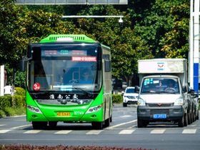 화이난 시내를 운행하는 노선 버스