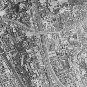 메구로역 주변의 흑백 항공 사진(1963년 6월 26일 촬영)국토교통성 국토지리원 [https://mapps.gsi.go.jp/ 지도·항공사진 열람 서비스]의 항공 사진을 기반으로 제작