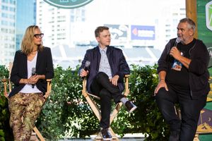 델레바인, 드한, 그리고 베송은 2016년 샌디에이고 코믹콘에서 열린 영화 《발레리안: 천 개 행성의 도시》 홍보 행사에 참석했다.