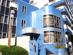 구 사옥. 창가 쪽에 도라에몽이 있어 '도라에몽 빌딩'이라는 애칭으로 불렸다. 현재는 보육원으로 사용되고 있다(2006년 12월 촬영).