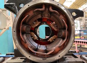 211계, 205계에서 사용된 MT61형 직권정류자전동기의 내부에 설치된 고정자(앞)와 브러시 홀더(뒤). 브러시 홀더에는 브러시가 붙어 있으며, 회전자(전기자)의 정류자와 접촉하도록 되어 있다.