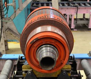 MT61형 직권정류자전동기의 회전자(전기자), 앞에 있는 것은 정류자.