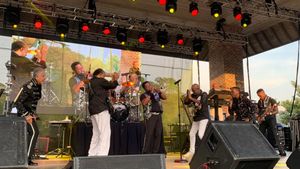 2022년 제25회 나치토치 재즈 및 R&B 페스티벌에서 공연하는 코모도어스