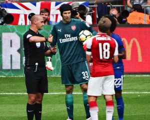 심판 바비 매들리는 경기에서 4장의 옐로 카드를 꺼냈다.