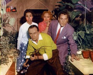  이 영화의 컬러 스틸 사진에서 주요 출연진(시계 방향으로 위쪽 중앙에서부터) 캐럴린 존스가 테디 역을, 케빈 매카시가 마일스 베넬 박사 역을, 킹 도노반이 잭 벨리섹 역을, 다나 윈터가 베키 디스코 역을 맡아 성장하는 꼬투리를 발견한다.