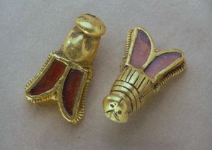 킬데리쿠스 1세의 투르네 무덤에서 나온 금색 벌 또는 파리 모양의 보석