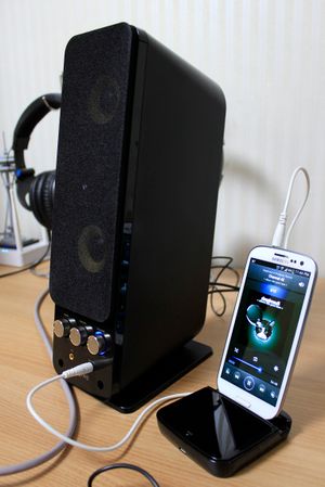 스마트폰에 연결된 스피커