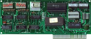 애플 II용 서드파티 시리얼 인터페이스 카드. 사용자는 X1과 X3의 얇게 연결된 ⧓ 삼각형 사이의 전선을 자르고 카드 중앙의 연결되지 않은 ◀▶ 패드에 X2와 X4를 납땜했다. 이 수정을 되돌리는 것은 더 어려웠다.