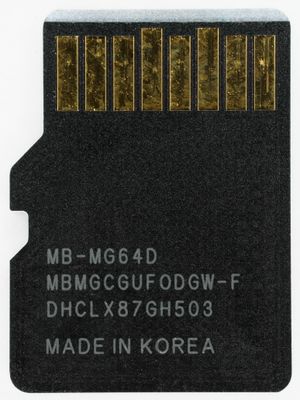 8개의 금도금된 전기 접촉부가 있는 microSDXC 메모리 카드의 매크로 샷