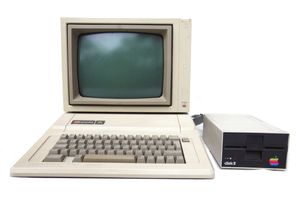 Apple IIe 시스템의 정면 보기 (컴퓨터 섀시, 모니터 및 외부 5¼" 플로피 디스크 드라이브 포함)