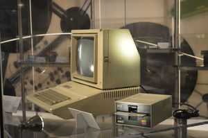 멕시코시티의 Universum 박물관에 전시된 외부 Disk II 플로피 드라이브가 장착된 애플 IIe