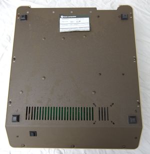 오리지널 제조 스티커가 부착된 호주 시장 판매용 애플 IIe 하단 ("아일랜드에서 조립")