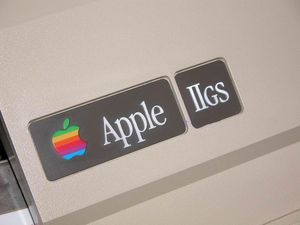 애플 IIe-to-IIGS 업그레이드에 사용된 전면 덮개 교체 ID 배지