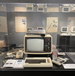 여러 액세서리와 함께 표시된 코모도어 VIC-20의 초기 버전. VIC-20의 컴포지트 출력은 당시 표준 텔레비전 세트에 연결할 수 있게 해주었습니다.