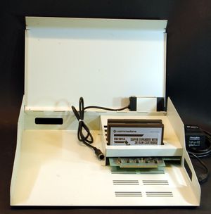 VIC-1020 확장 박스 내부. 확장 모듈이 보인다.