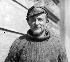 쿠퍼, 소련 포로 수용소 탈출 후 라트비아 국경에서