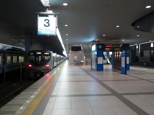 JR 서일본 간사이 공항선 열차가 3번 승강장에 도착하고 있다. 오른쪽이 4번 승강장이다.