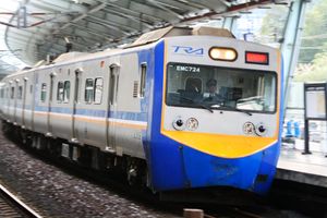 「스네오 호」라고 알려진 타이완 철로 관리국 EMU700형 전차