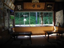 가메타케역 구내에서 영업하는 소바집 "센야"에는, 마쓰모토 세이초가 가메타케역을 방문했을 때의 사진이나 배우 등 영상화 작품 관계자의 사인이 전시되어 있다.