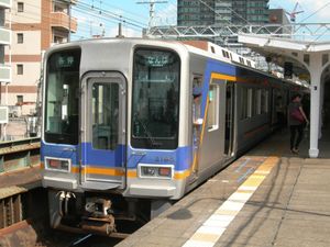 평탄 구간에서 각역정차로 운행하는 모습 (2012년 8월, 이마미야에비스역에서 촬영)