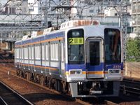 난카이 본선에서 보통 열차로 운행되는 모습. "2도어 차량" 표기가 눈에 띈다.(2007년 8월, 신이마미야역에서 촬영)