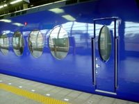 측면 창은 타원형