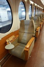 특별석(슈퍼 시트) 좌석. 팔걸이의 수납식 테이블이 펼쳐져 있다.