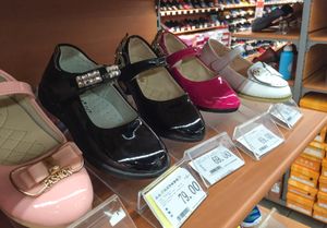 어린이용 하이힐 메리 제인이 판매되는 모습. 어린이의 하이힐 착용은 건강에 대한 우려를 낳고 있다.