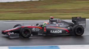 야마모토 사콘은 브루노 세나를 영국 그랑프리에서 교체한 후, 이스파니아 레이싱의 두 번째 차에서 카룬 찬독을 대체했다.