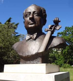 푸르니에 흉상 (2019년).