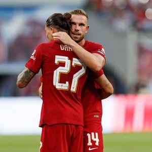 누녜스(왼쪽)가 2022년 리버풀에서 골을 넣고 있다.