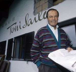 토니 자일러, 1998년 키츠빌 자택 앞에서