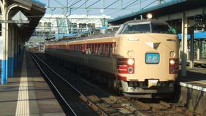 2010년 7월 나오에쓰역의 특급 열차 호쿠에쓰와 플랫폼