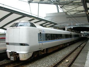 유니버설 시티역에 도착한 특급 유니버설 익스프레스