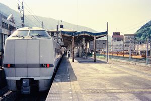 「선더버드 우나즈키」로 연장 운행된 오사카행 선더버드 34호 (1998년 5월 우나즈키온천역)