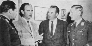 크루핀스키(왼쪽)와 독일 공군 에이스 에리히 하르트만(오른쪽)이 미국 공군 에이스 허버트 젬케(왼쪽에서 두 번째)와 버드 마후린을 만나는 모습 (1963)