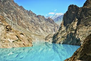 아타바드 호수의 선명한 청록색 물은 카리마바드에서 북쪽으로 9마일 떨어져 있다.